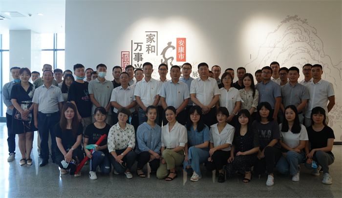 市發(fā)投集團開展“傳承優(yōu)秀家風 弘揚優(yōu)良作風”主題黨日活動